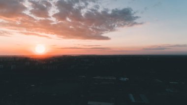 Havadan görünümü günbatımı. Mavi gökyüzü. Bulutlar. Turuncu güneş.