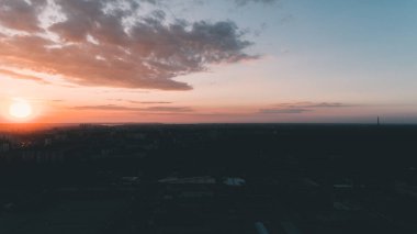 Havadan görünümü günbatımı. Mavi gökyüzü. Bulutlar. Turuncu güneş.