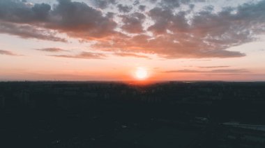 Havadan görünümü günbatımı. Mavi gökyüzü. Bulutlar. Turuncu güneş.