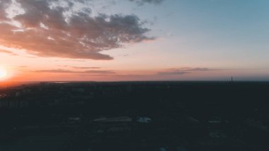 Havadan görünümü günbatımı. Mavi gökyüzü. Bulutlar. Turuncu güneş.