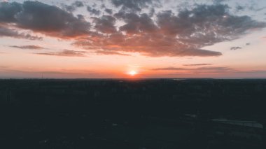 Havadan görünümü günbatımı. Mavi gökyüzü. Bulutlar. Turuncu güneş.
