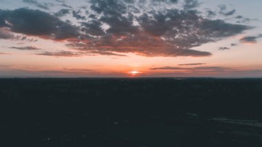 Havadan görünümü günbatımı. Mavi gökyüzü. Bulutlar. Turuncu güneş.