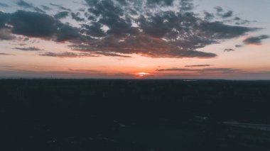 Havadan görünümü günbatımı. Mavi gökyüzü. Bulutlar. Turuncu güneş.