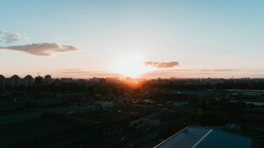 Havadan görünümü günbatımı. Mavi gökyüzü. Bulutlar. Turuncu güneş.