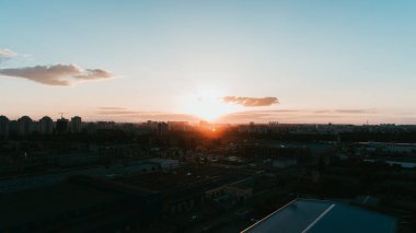 Havadan görünümü günbatımı. Mavi gökyüzü. Bulutlar. Turuncu güneş.