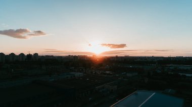 Havadan görünümü günbatımı. Mavi gökyüzü. Bulutlar. Turuncu güneş.