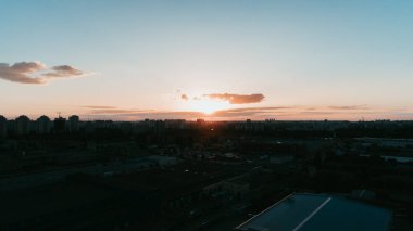 Havadan görünümü günbatımı. Mavi gökyüzü. Bulutlar. Turuncu güneş.