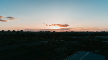 Havadan görünümü günbatımı. Mavi gökyüzü. Bulutlar. Turuncu güneş.