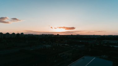 Havadan görünümü günbatımı. Mavi gökyüzü. Bulutlar. Turuncu güneş.