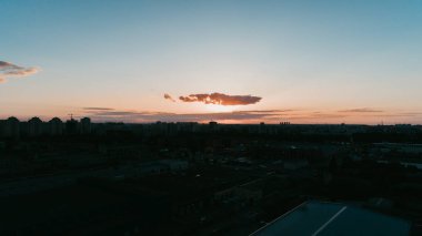 Havadan görünümü günbatımı. Mavi gökyüzü. Bulutlar. Turuncu güneş.