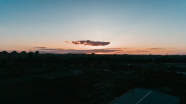Havadan görünümü günbatımı. Mavi gökyüzü. Bulutlar. Turuncu güneş.