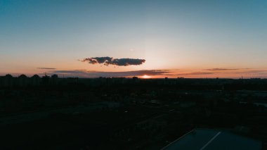 Havadan görünümü günbatımı. Mavi gökyüzü. Bulutlar. Turuncu güneş.