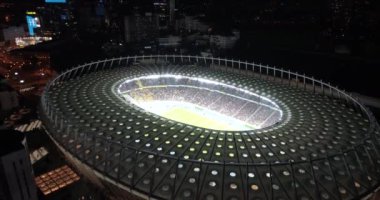 Olimpiyat Stadı. 9 Ekim 2017. Ukrayna. Kiev (Kiev). Olimpik milli güvenlik hava görünümünü. Futbol çalışan sahada. Tribün. İyi akşamlar. Avrupa ve Dünya Şampiyonası.