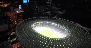 Olimpiyat Stadı. 9 Ekim 2017. Ukrayna. Kiev (Kiev). Olimpik milli güvenlik hava görünümünü. Futbol çalışan sahada. Tribün. İyi akşamlar. Avrupa ve Dünya Şampiyonası.