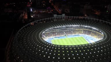 Olimpiyat Stadı. 9 Ekim 2017. Ukrayna. Kiev (Kiev). Olimpik milli güvenlik hava görünümünü. Futbol çalışan sahada. Tribün. İyi akşamlar. Avrupa ve Dünya Şampiyonası.