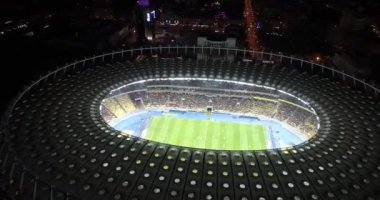 Olimpiyat Stadı. 9 Ekim 2017. Ukrayna. Kiev (Kiev). Olimpik milli güvenlik hava görünümünü. Futbol çalışan sahada. Tribün. İyi akşamlar. Avrupa ve Dünya Şampiyonası.