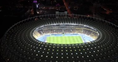 Olimpiyat Stadı. 9 Ekim 2017. Ukrayna. Kiev (Kiev). Olimpik milli güvenlik hava görünümünü. Futbol çalışan sahada. Tribün. İyi akşamlar. Avrupa ve Dünya Şampiyonası.