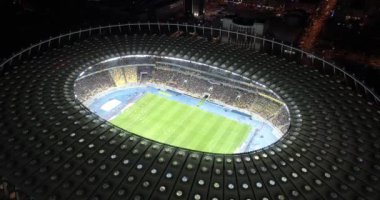 Olimpiyat Stadı. 9 Ekim 2017. Ukrayna. Kiev (Kiev). Olimpik milli güvenlik hava görünümünü. Futbol çalışan sahada. Tribün. İyi akşamlar. Avrupa ve Dünya Şampiyonası.