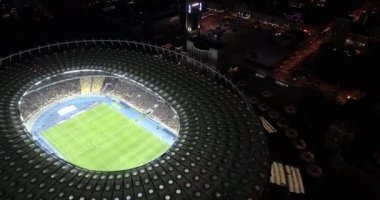 Olimpiyat Stadı. 9 Ekim 2017. Ukrayna. Kiev (Kiev). Olimpik milli güvenlik hava görünümünü. Futbol çalışan sahada. Tribün. İyi akşamlar. Avrupa ve Dünya Şampiyonası.