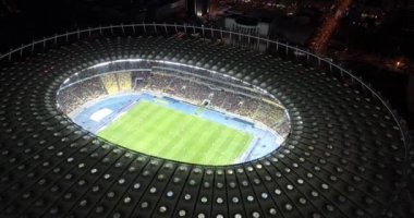 Olimpiyat Stadı. 9 Ekim 2017. Ukrayna. Kiev (Kiev). Olimpik milli güvenlik hava görünümünü. Futbol çalışan sahada. Tribün. İyi akşamlar. Avrupa ve Dünya Şampiyonası.