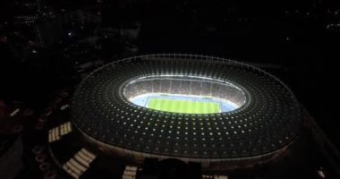 Olimpiyat Stadı. 9 Ekim 2017. Ukrayna. Kiev (Kiev). Olimpik milli güvenlik hava görünümünü. Futbol çalışan sahada. Tribün. İyi akşamlar. Avrupa ve Dünya Şampiyonası.