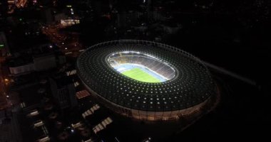 Olimpiyat Stadı. 9 Ekim 2017. Ukrayna. Kiev (Kiev). Olimpik milli güvenlik hava görünümünü. Futbol çalışan sahada. Tribün. İyi akşamlar. Avrupa ve Dünya Şampiyonası.