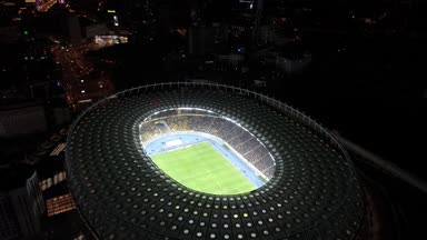 Olimpiyat Stadı. 9 Ekim 2017. Ukrayna. Kiev (Kiev). Olimpik milli güvenlik hava görünümünü. Futbol çalışan sahada. Tribün. İyi akşamlar. Avrupa ve Dünya Şampiyonası.