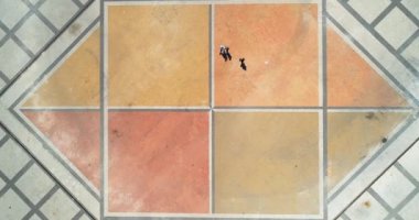 İnsanlar gider. Havadan görünümü. Kare. Üçgen. Kiev. Ukrayna.