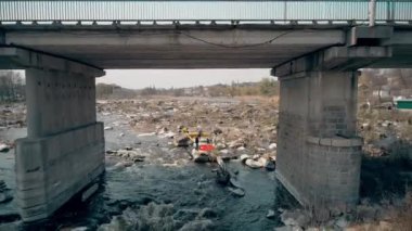 Nehrin Ros. 14 Nisan 2018. Deshki. Ukrayna. Dalgalar üzerinde bir taş. Köprü. Havadan görünümü. Bir kayık üzerinde seyahat.