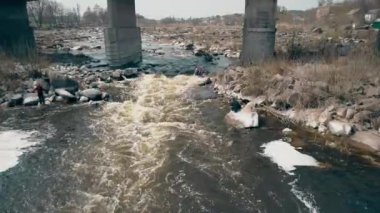 Nehrin Ros. 14 Nisan 2018. Deshki. Ukrayna. Dalgalar üzerinde bir taş. Köprü. Havadan görünümü. Bir kayık üzerinde seyahat.