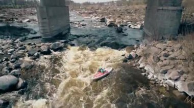 Nehrin Ros. 14 Nisan 2018. Deshki. Ukrayna. Dalgalar üzerinde bir taş. Köprü. Havadan görünümü. Bir kayık üzerinde seyahat.