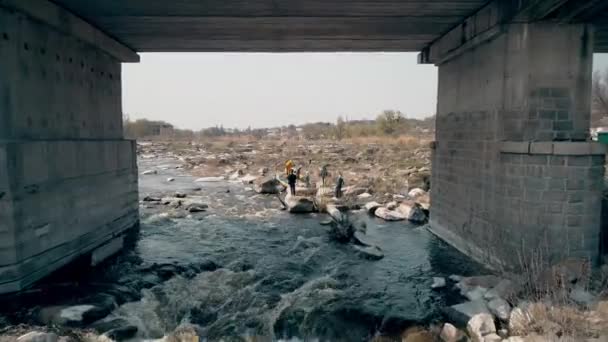 Река Рос Апреля 2018 Года Дешки Украина Волны Камне Мостик — стоковое видео