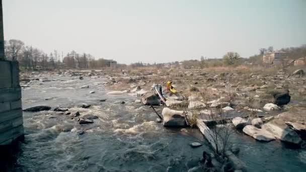 Река Рос Апреля 2018 Года Дешки Украина Волны Камне Мостик — стоковое видео
