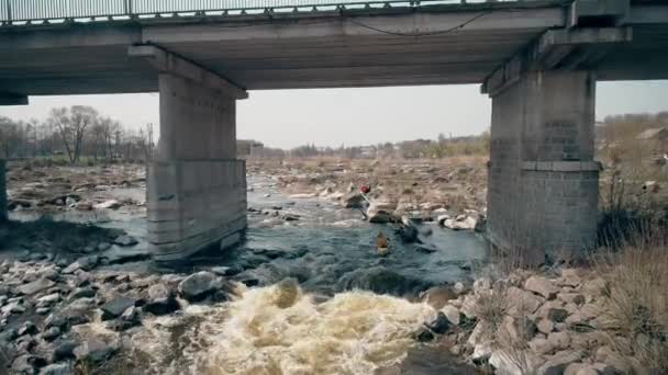 Rivier Ros April 2018 Deshki Oekraïne Golven Een Steen Brug — Stockvideo