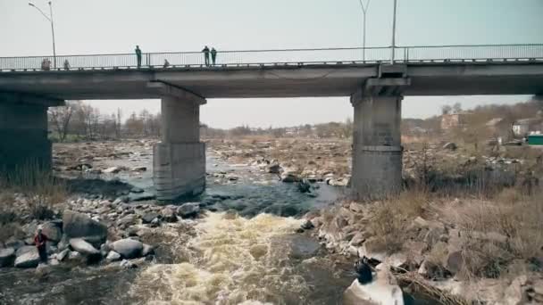 Floden Ros April 2018 Deshki Ukraina Vågor Sten Bridge Flygfoto — Stockvideo
