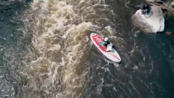 Floden Ros April 2018 Deshki Ukraina Flygfoto Över Mannen Med — Stockvideo