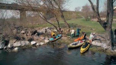 Nehrin Ros. 14 Nisan 2018. Deshki. Ukrayna. Sahilde kayaks insanlarla. Havadan görünümü.