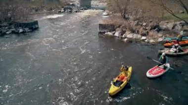 Nehrin Ros. 14 Nisan 2018. Deshki. Ukrayna. İnsanlar kayaklar içinde yüzmek. Havadan görünümü.