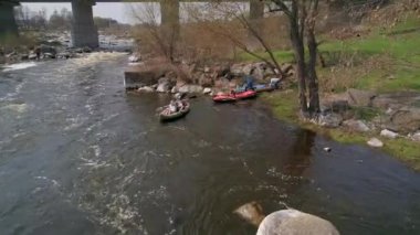 Nehrin Ros. 14 Nisan 2018. Deshki. Ukrayna. İnsanlar kayaklar içinde yüzmek. Havadan görünümü.