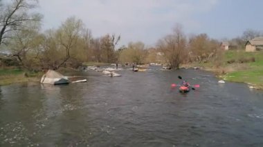 Nehrin Ros. 14 Nisan 2018. Deshki. Ukrayna. Bir kayık üzerinde seyahat. Havadan görünümü.