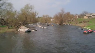 Nehrin Ros. 14 Nisan 2018. Deshki. Ukrayna. Bir kayık üzerinde seyahat. Havadan görünümü.