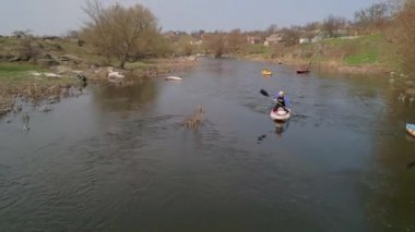 Nehrin Ros. 14 Nisan 2018. Deshki. Ukrayna. Bir kayık üzerinde seyahat. Havadan görünümü.
