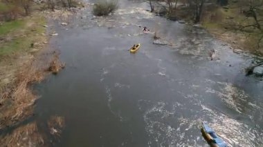 Nehrin Ros. 14 Nisan 2018. Deshki. Ukrayna. Bir kayık üzerinde seyahat. Havadan görünümü. Nehrin Ros. Taşlar. Doğa. Ukrayna.
