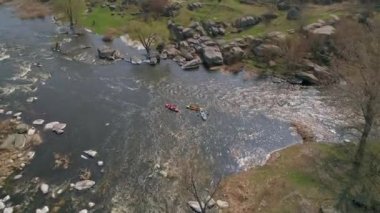 Bir kayık üzerinde seyahat. Havadan görünümü. Nehrin Ros. Taşlar. Doğa. Ukrayna.