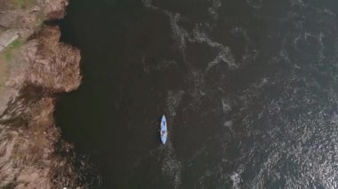 Bir kayık üzerinde seyahat. Havadan görünümü. Nehrin Ros. Taşlar. Doğa. Ukrayna.