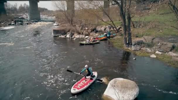 Řece Ros Dubna 2018 Deshki Ukrajina Lidé Plavat Kajaky Letecký — Stock video