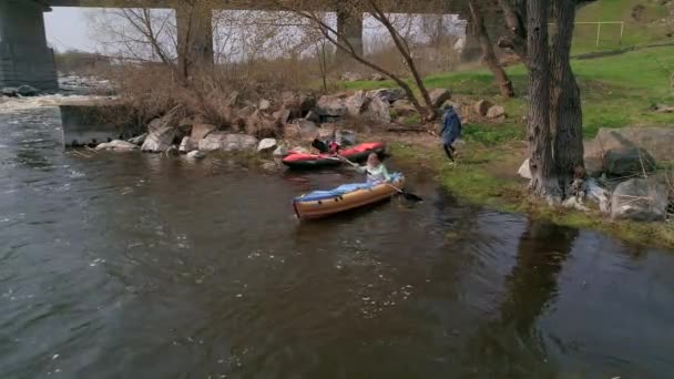 Řece Ros Dubna 2018 Deshki Ukrajina Lidé Plavat Kajaky Letecký — Stock video