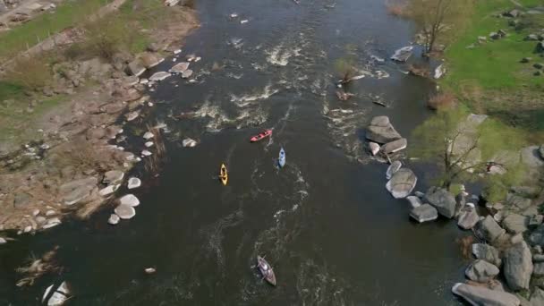 Reizen Een Kajak Luchtfoto Rivier Ros Stenen Natuur Oekraïne — Stockvideo