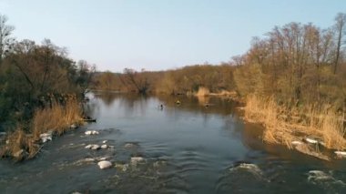 Nehrin Ros. 14 Nisan 2018. Deshki. Ukrayna. Kayaklarının ve Sup seyahat. Gölü nün havadan görünümü. Doğa.