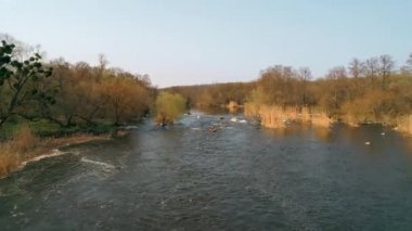 Nehrin Ros. 14 Nisan 2018. Deshki. Ukrayna. Kayaklarının ve Sup seyahat. Gölü nün havadan görünümü. Doğa.